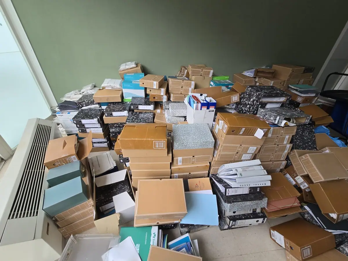 Documentos: cajas y archivadores amontonados