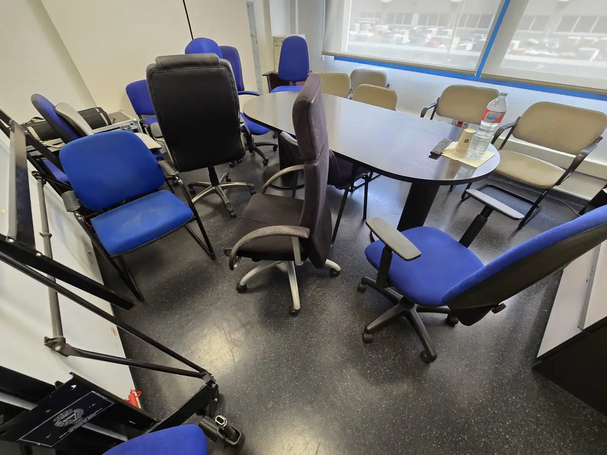 Mobiliario: sillas y mesa de reuniones