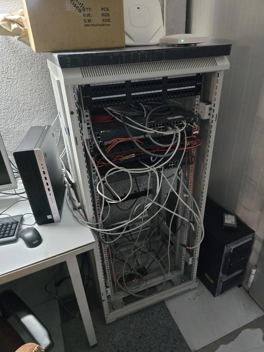 Rack: armario rack con cableado