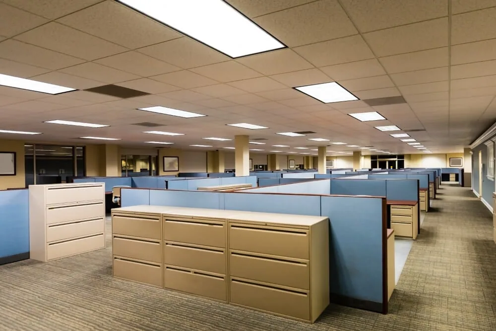 Planta de oficina con cubículos y archivadores metálicos