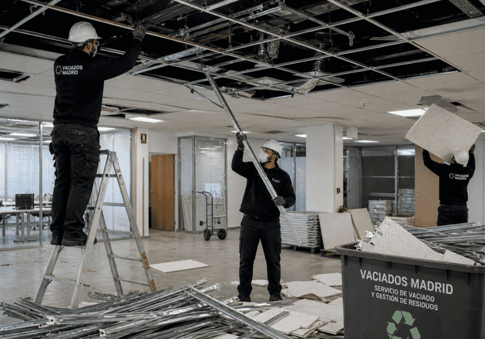 retirada de falsos techos desmontables